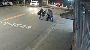 motociclista-e-vitima-de-assalto,-reage-a-acao-e-recebe-ajuda-de-pm;-veja-video