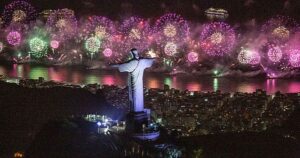 reveillon-em-copacabana-tera-12-minutos-de-fogos,-show-de-drones-e-homenagem-a-rita-lee