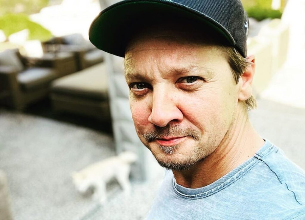 jeremy-renner-retorna-ao-mesmo-local-do-acidente-que-quase-lhe-tirou-a-vida-e-diz-que-esta-pronto-para-agir