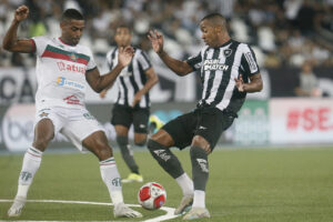 botafogo-sai-na-frente,-vacila-no-segundo-tempo-e-tropeca-na-portuguesa