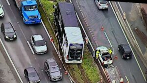 motorista-perde-controle-e-onibus-da-empresa-nossa-senhora-da-penha-vai-parar-em-canteiro-central-da-rodovia-presidente-dutra