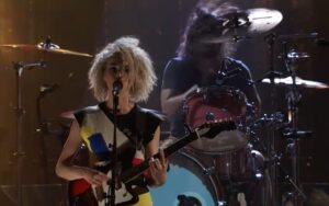 st.-vincent-lanca-inedita-com-dave-grohl-na-bateria;-ouca-“flea”