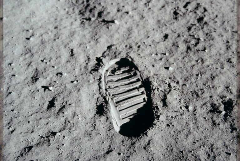 historico:-um-astronauta-nao-americano-pisara-na-lua-pela-primeira-vez-na-historia