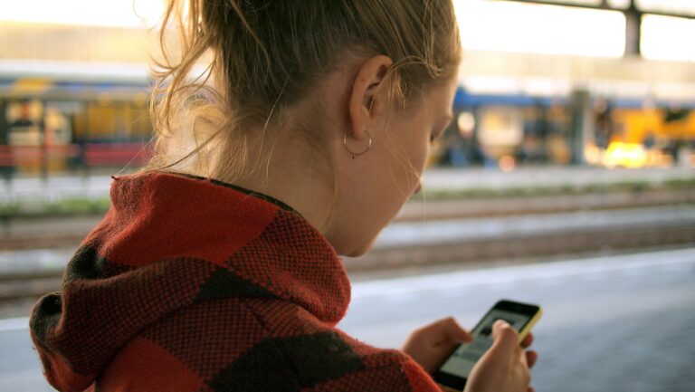 como-o-uso-excessivo-da-internet-impacta-a-saude-mental-dos-adolescentes?